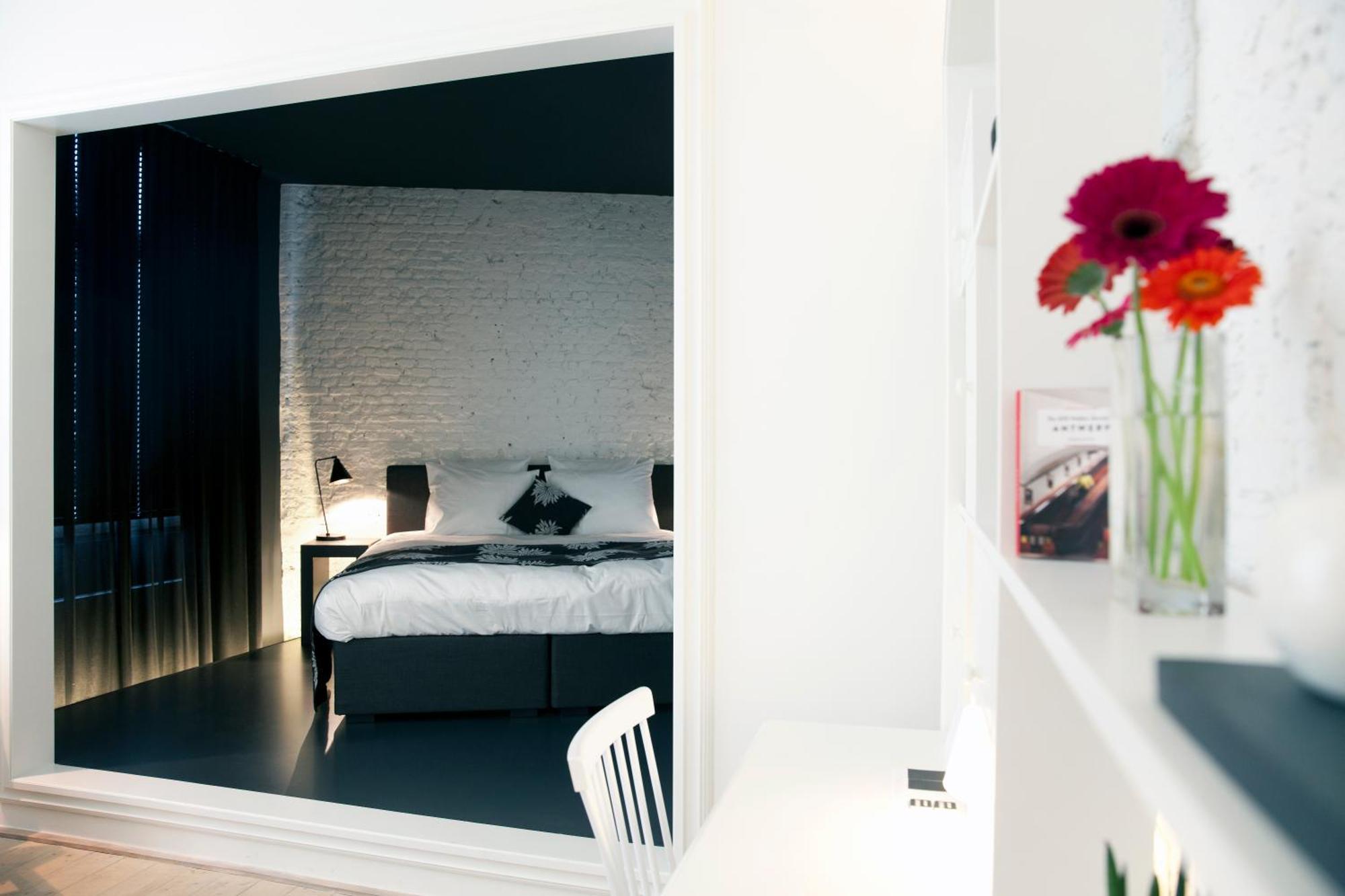 Maison Nationale City Flats & Suites Antwerp Exterior photo A room at the hotel