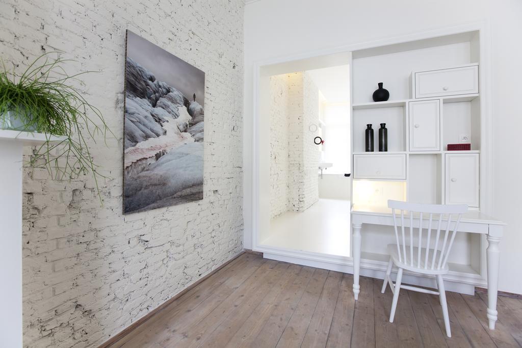 Maison Nationale City Flats & Suites Antwerp Room photo Interior of a house with a wall paneling