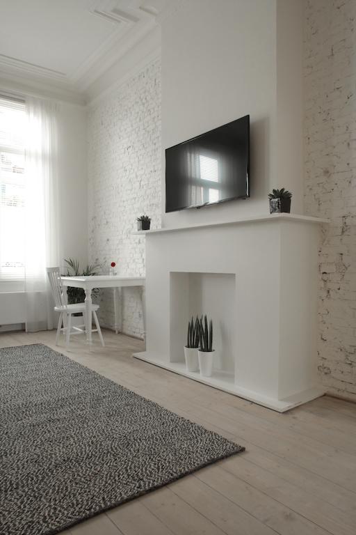 Maison Nationale City Flats & Suites Antwerp Room photo A fireplace with a TV above it