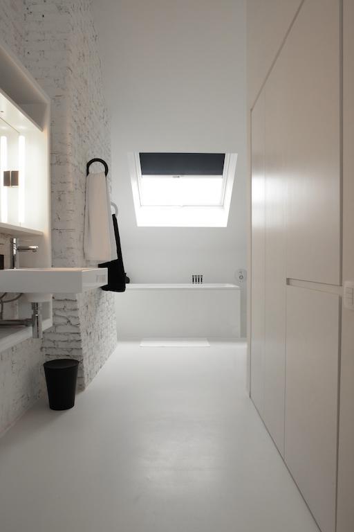Maison Nationale City Flats & Suites Antwerp Room photo Bathroom with a fixed roof window