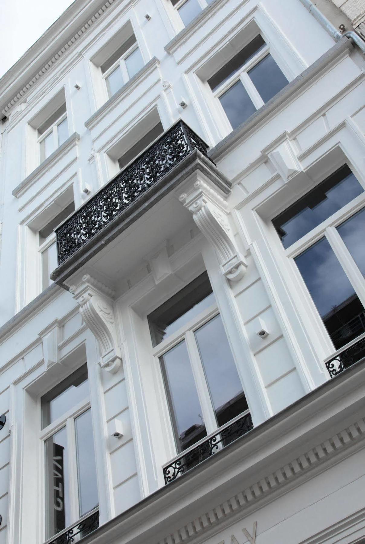 Maison Nationale City Flats & Suites Antwerp Exterior photo The balcony of the house at 1006 Amsterdam, where the Beatles stayed during their visit to the Netherlands