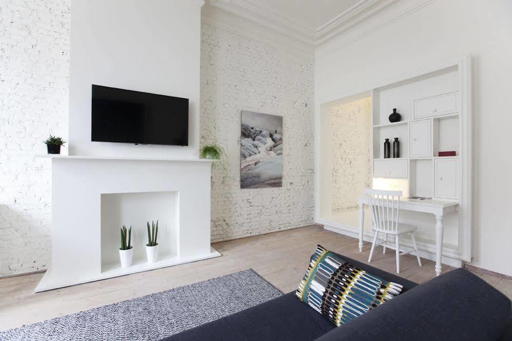 Maison Nationale City Flats & Suites Antwerp Exterior photo A living room with a flat screen television